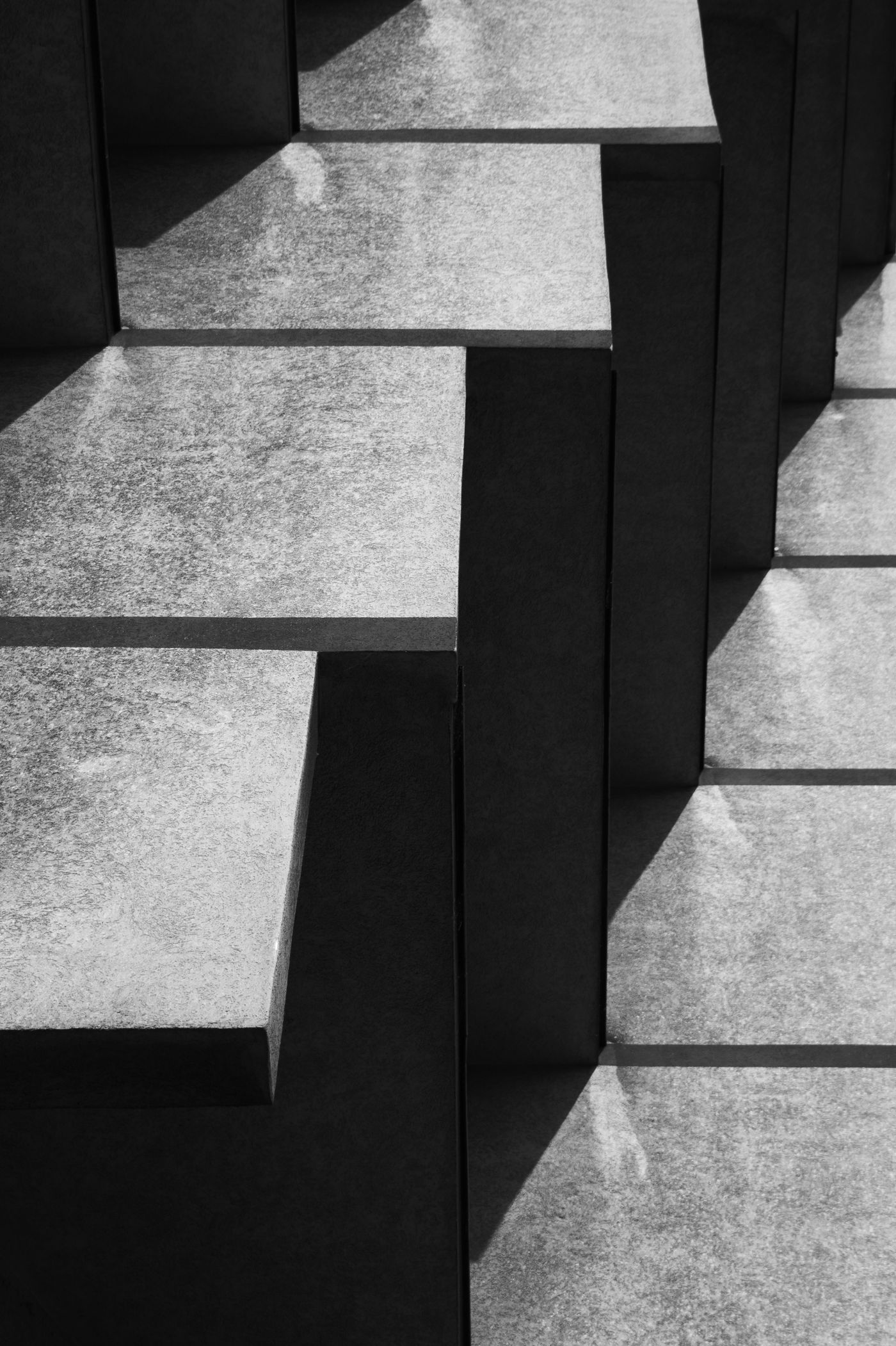 Betão à vista com sombras geométricas, preto e branco
